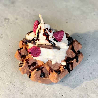 Sojawachskerze Waffel mit Sahne, Erdbeeren & Schokolade | Dessert Kerze | 120 g