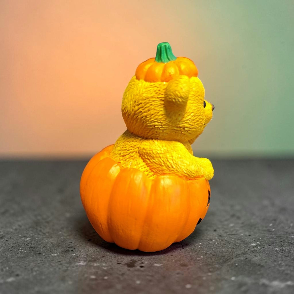 Teddy im Kürbis – handbemalte Keramikfigur | Halloween Dekoration