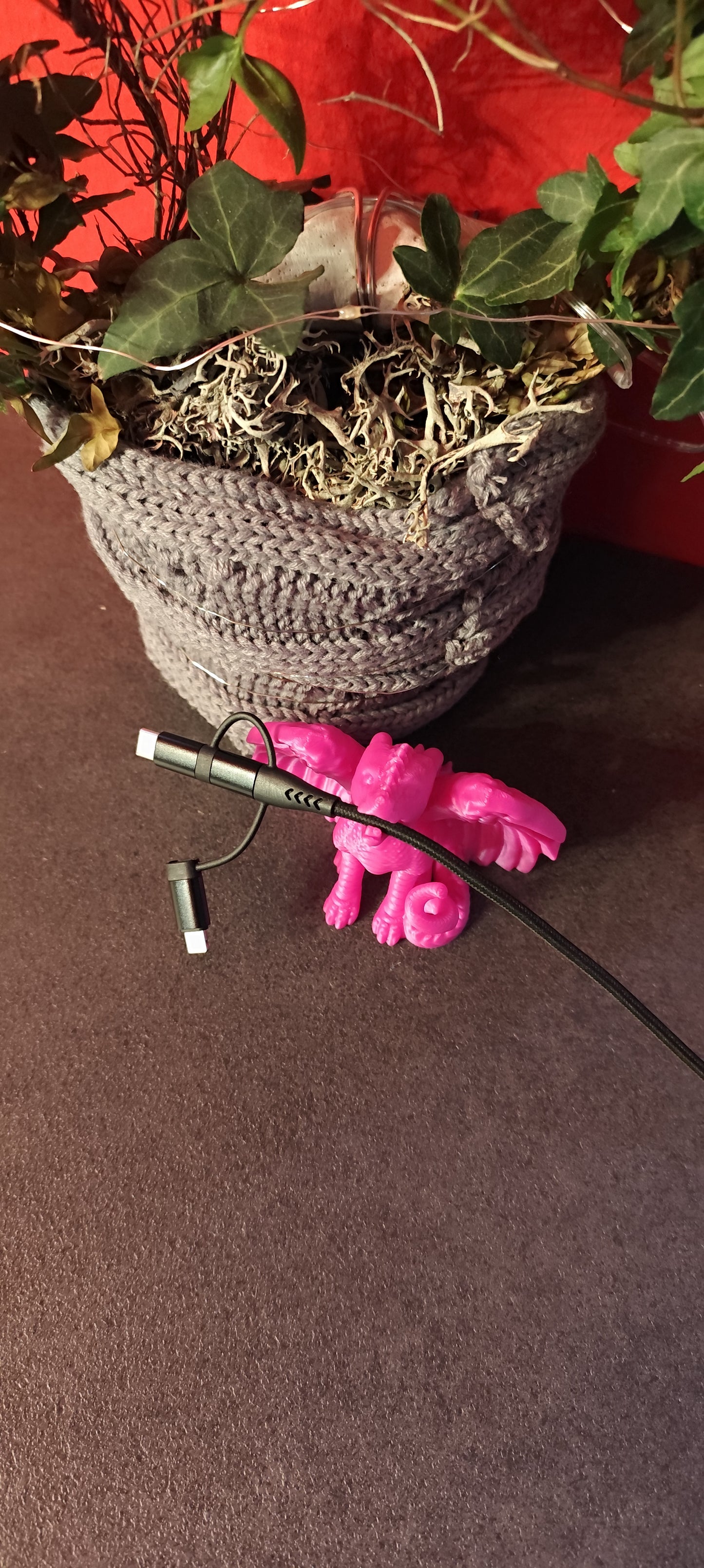 USB cable holder dragon