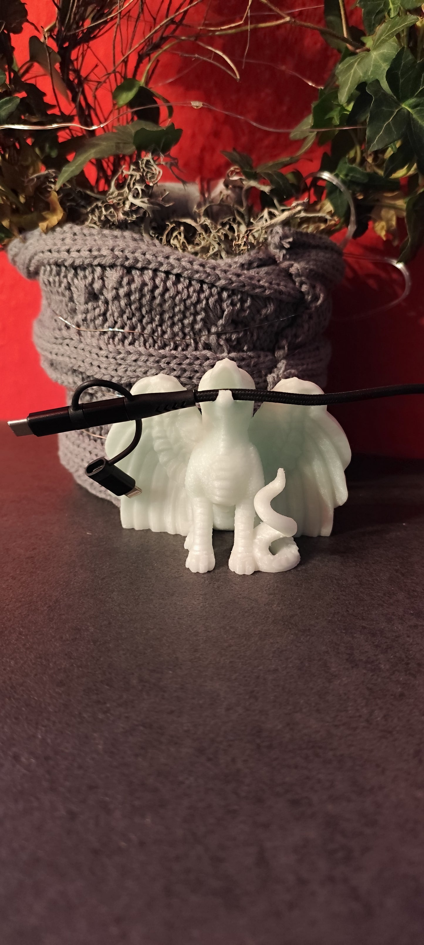 USB cable holder dragon
