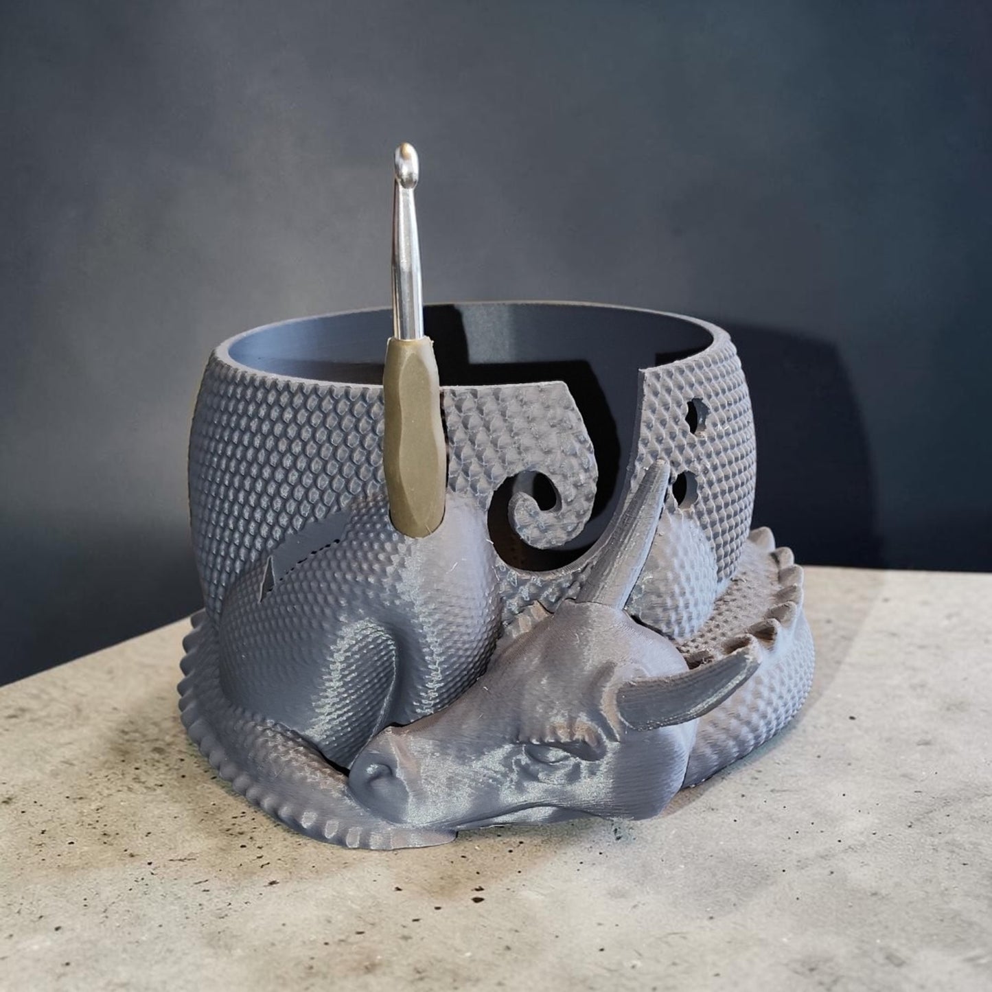 Wollhalter Drache 3D Druck – Wollschale mit Halter für Häkelnadel & Schere