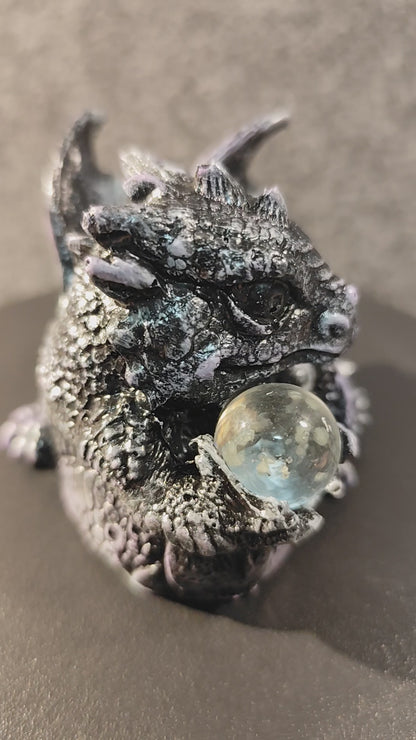 Dragon statue, the guardian of light